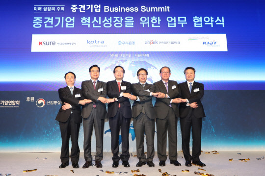 우리은행은 21일 서울시 중구 더플라자 호텔에서 '중견기업 비즈니스 써밋(Business Summit)'을 개최하고, 중견기업 성장 지원을 위한 'Great Vision 2022'를 발표했다. 이날 진행된 중견기업 혁신성장을 위한 업무협약식에서 (왼쪽부터)강병태 무역보험공사 사장직무대행, 권평오 대한무역투자진흥공사 사장, 손태승 우리은행장, 유정열 산업통상자원부 산업혁신성장실장, 강호갑 한국중견기업연합회장, 김학도 한국산업기술진흥원장이 기념촬영을 하고 있다. 우리은행 제공